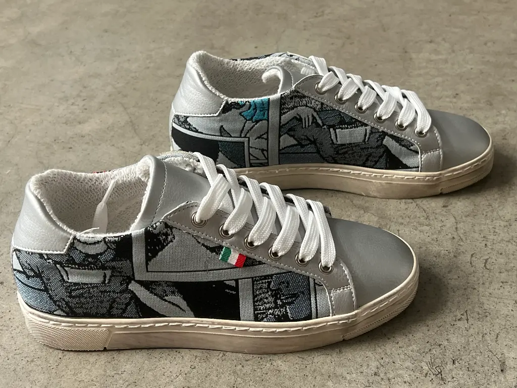 [10CSJ37] Comic Sneaker Silver Jeans