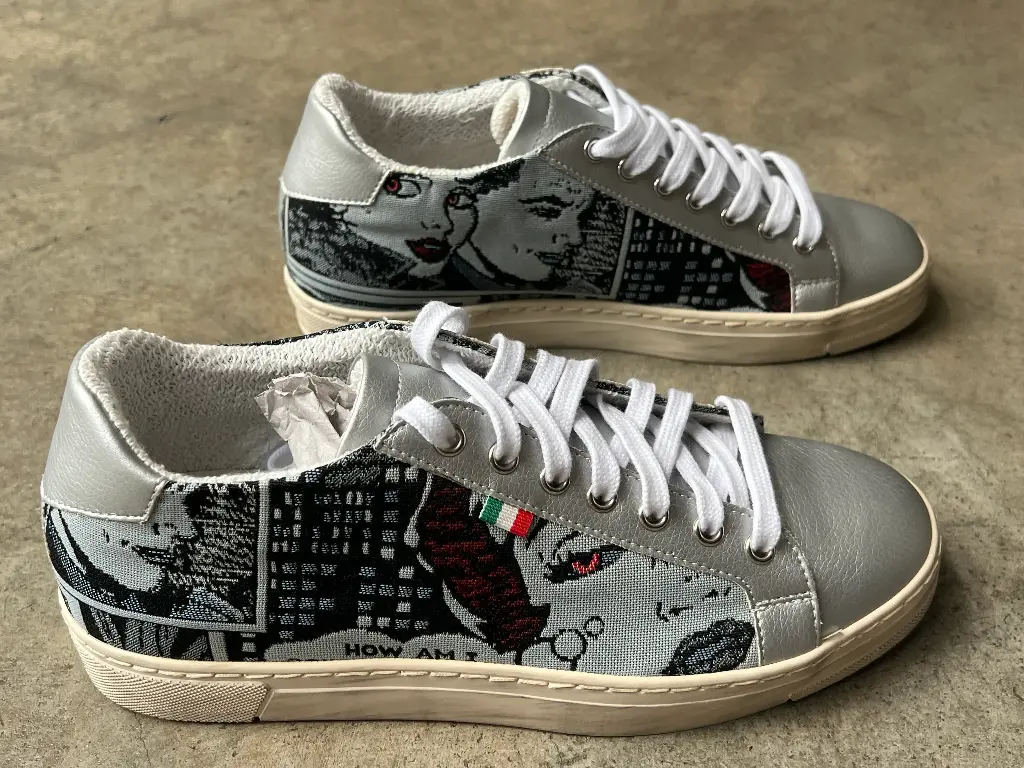 [21CSJ40] Comic Sneaker Silver Jeans