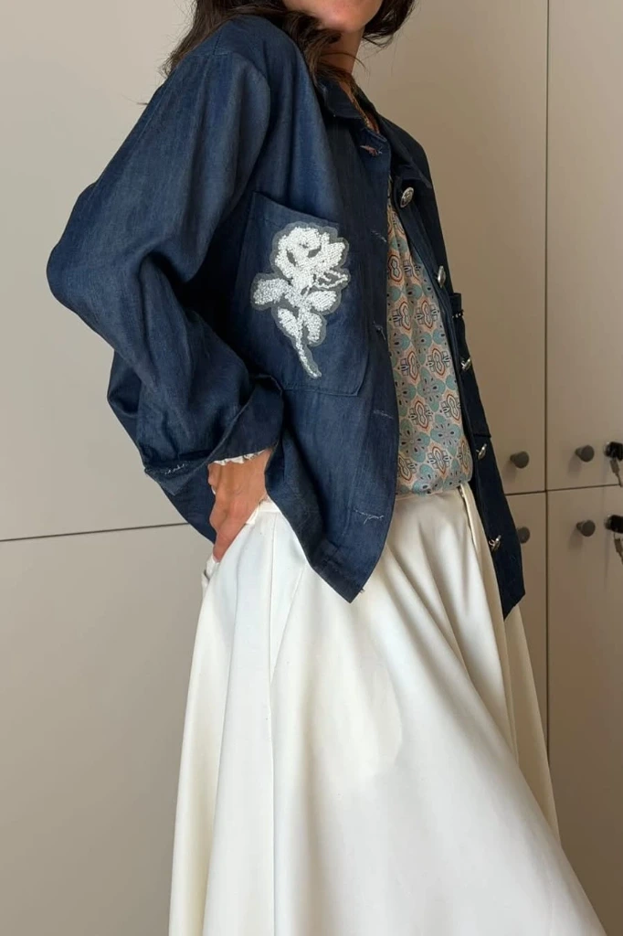 Giacca in jeans con applicazioni in pizzo