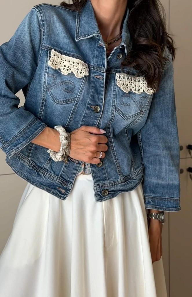 Giacca in jeans con applicazioni in pizzo